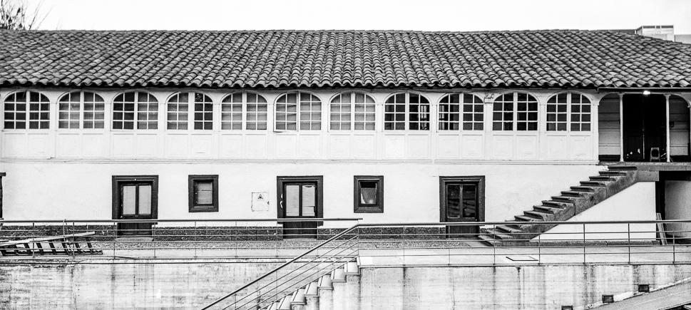 Fotografía de la fachada del Campus Lo Contador de la Universidad Católica. Un edificio de estilo colonial.
