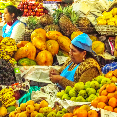 Mujer frutas tropicales